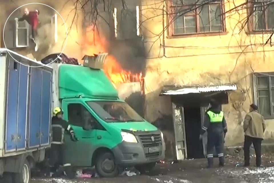Сотрудники ДПС потребовали от водителя Газели припарковать автомобиль под стенами горящего здания и спасли его жителей.