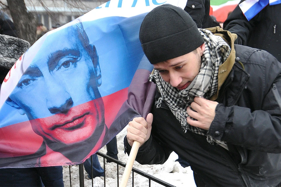 Участник митинга "Защитим страну" в поддержку кандидатуры Владимира Путина на предстоящих выборах президента, февраль 2012 года.