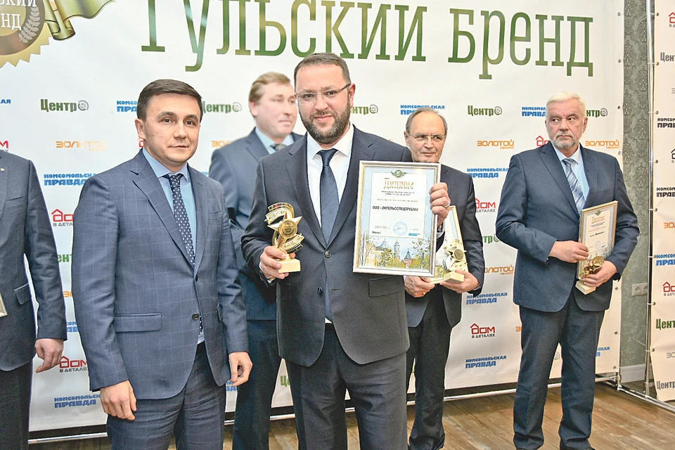 Награду Максиму Зубову вручил заместитель губернатора Тульской области Сергей Егоров.