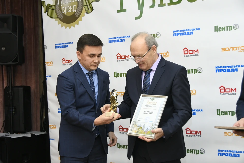 Награду Анатолию Макееву вручил заместитель губернатора Тульской области Сергей Егоров.