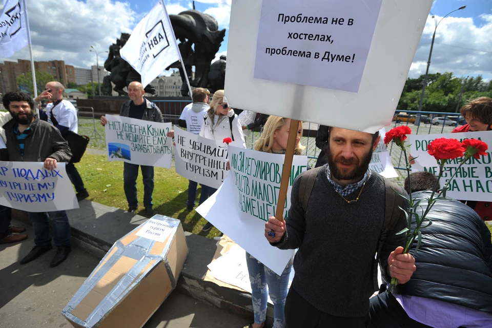 Посуточники и владельцы хостелов даже организовали пикет в Москве против «закона Хованской». Не помогло...