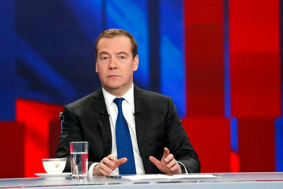 Дмитрий Медведев во время интервью представителям телеканалов.