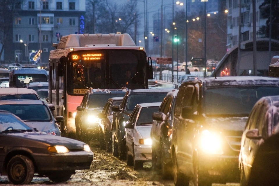 Чиновники уверены, что надо снижать число машин на дорогах и менять их на общественный транспорт