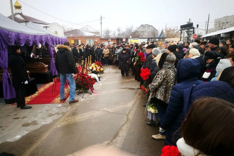 Сотни людей пришли проститься с семьей Соловьевых.