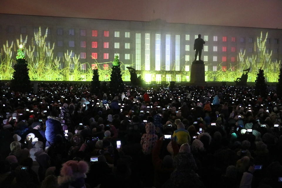 Огни телефонов на площади Ленина