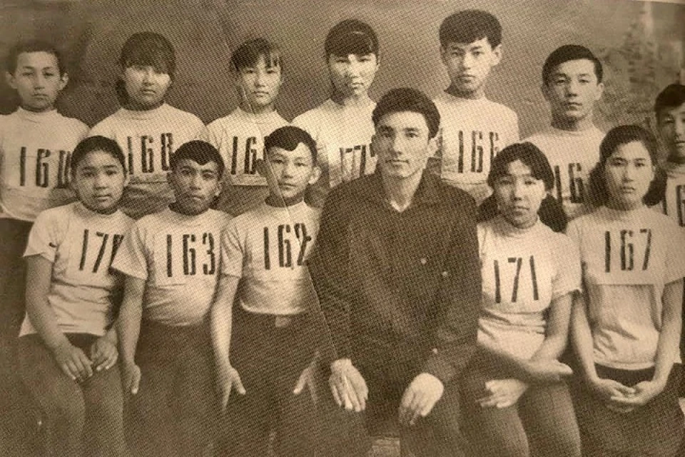 Туяков со своими воспитанниками - победителями командного первенства по пятиборью Алматинской области. г. Талгар, 1968 г.