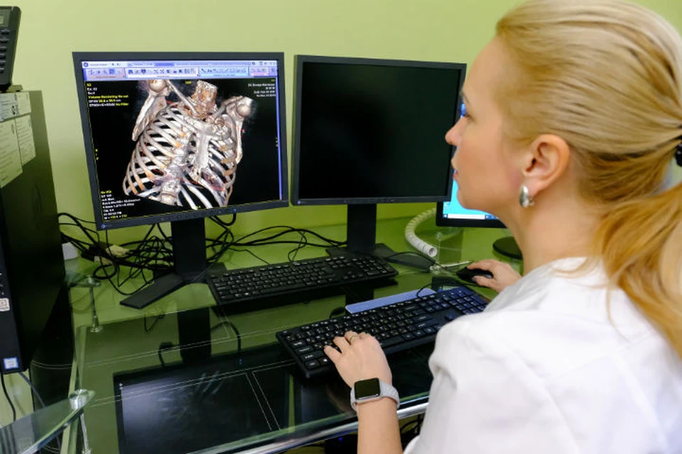 Врач-рентгенолог, кандидат медицинских наук Надежда Смоленцева тестирует возможности нового высокотехнологичного оборудования. Фото: Артём Килькин.
