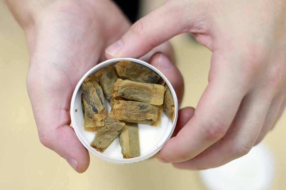 Снюс — вид табачного изделия, представляющее собой измельчённый увлажнённый табак
