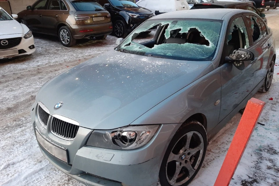 Как после бомбежки: вандалы ночью разбили BMW жителю Иркутска. Фото: "ДТП 38RUS"