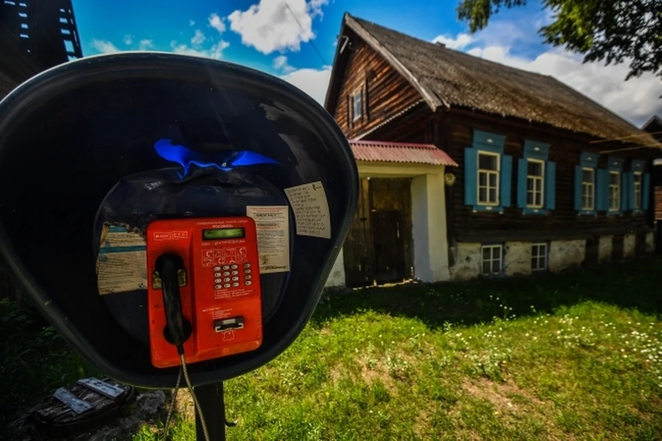 В отдаленном поселке Пакина Пома установили таксофон, работающий от солнечных батарей и ветрогенератора. Фото из архива "КП"