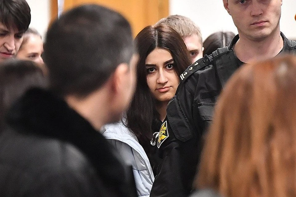 Крестина Хачатурян, обвиняемая в соучастии в жестоком убийстве своего отца, в Басманном суде