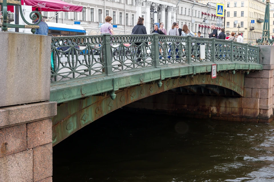 Зеленый питер. Зелёный мост Санкт-Петербург. Невский проспект зеленый мост. Зеленый мост Питер. Зеленый мост через мойку в Санкт-Петербурге.