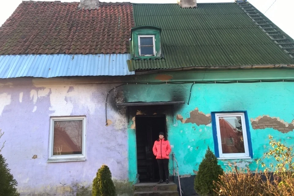 Елена Рогожина потеряла из-за пожара мужа, а семья так и живет в обгоревшей квартире.
