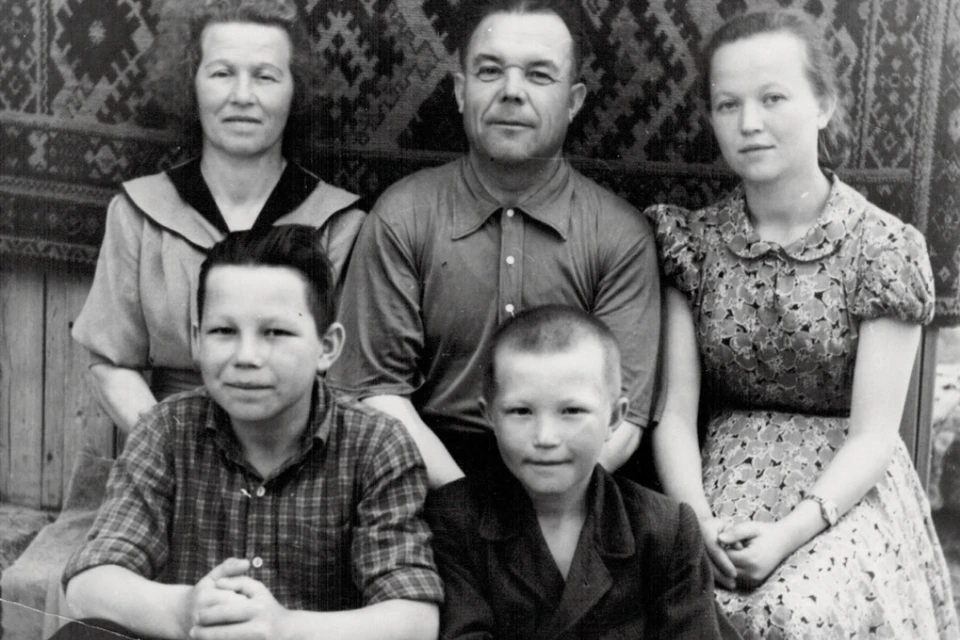 Анна и Михаил Кропачевы воспитали четверых детей (старшего, Станислава, нет на снимке - он фотографировал).