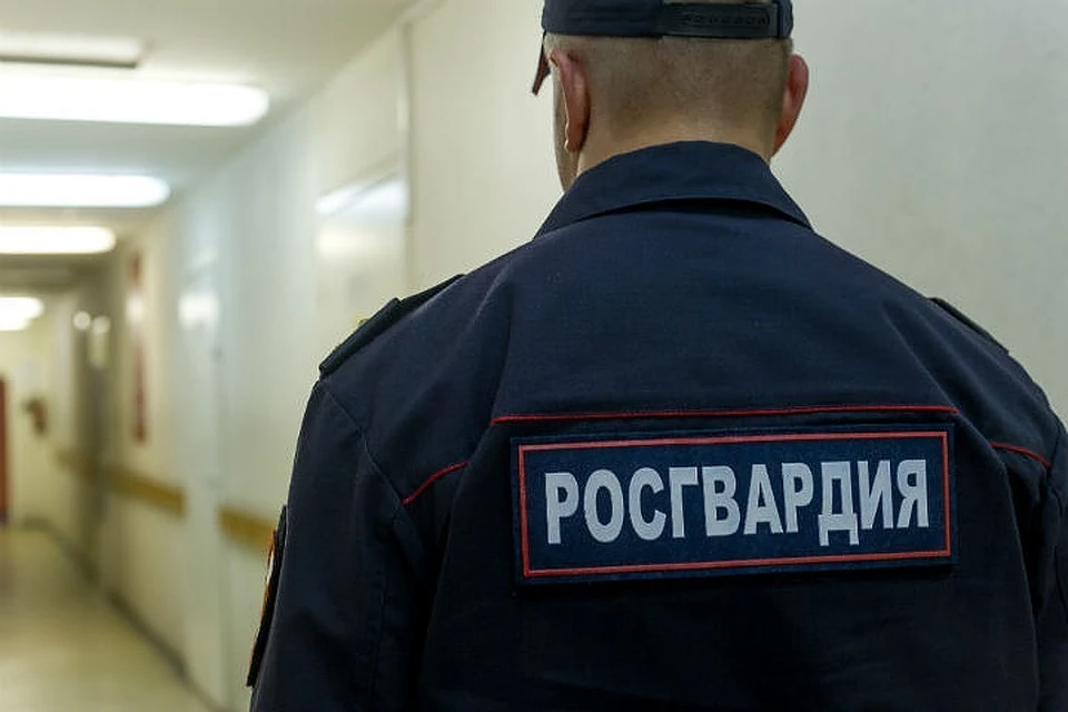Когда росгвардейцы прибыли в квартиру, мужчина еще находился в ней вместе с трупом девушки