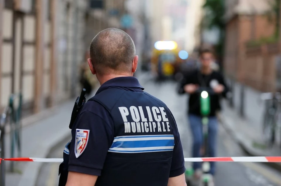 В пригороде Парижа мужчина с ножом ранил троих прохожих