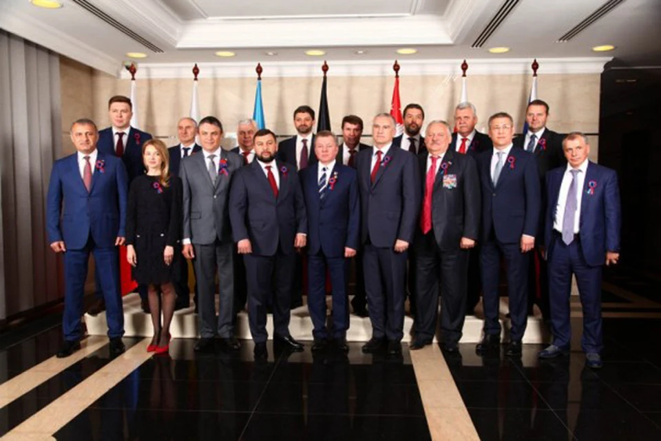 Глава ДНР Денис Пушилин и руководители иностранных делегаций. Фото: https://e-news.su/