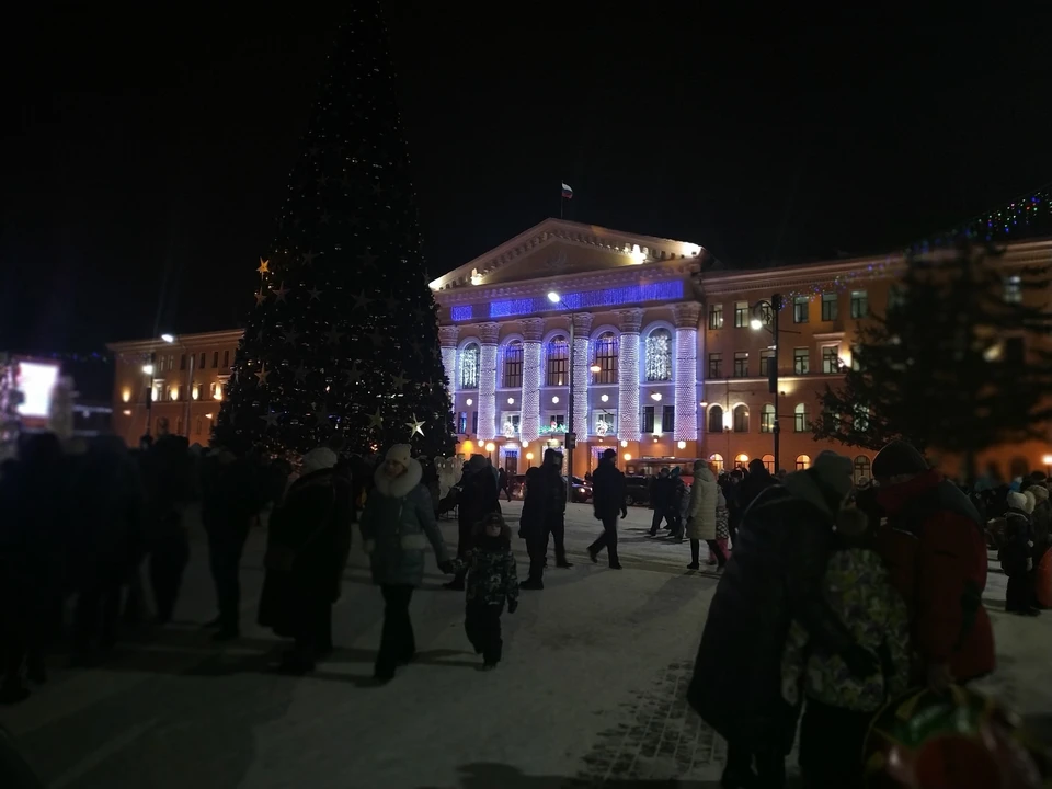 В дни новогодних каникул на главной площади всегда много народа