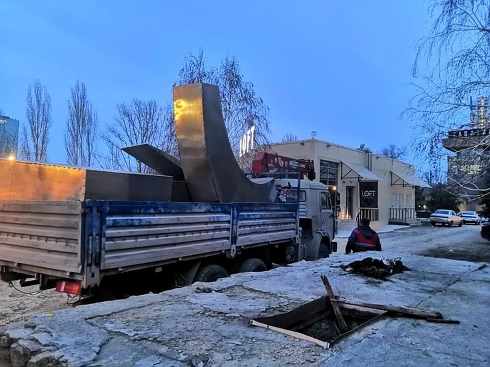 Скульптурную композицию увезли сотрудники ЖКХ. Фото: группы ВК «Сталинградский ОБКОМ КПРФ».