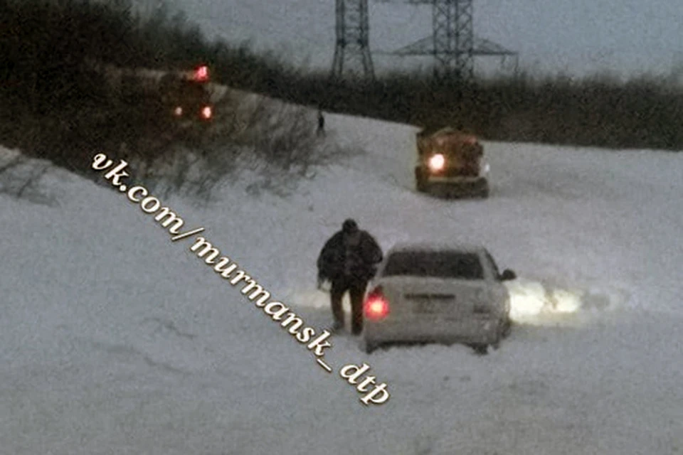 Автомоили попали в снег, который спустили в горы Айкуайвенчорр. Фото: Мурманск ДТП ЧП