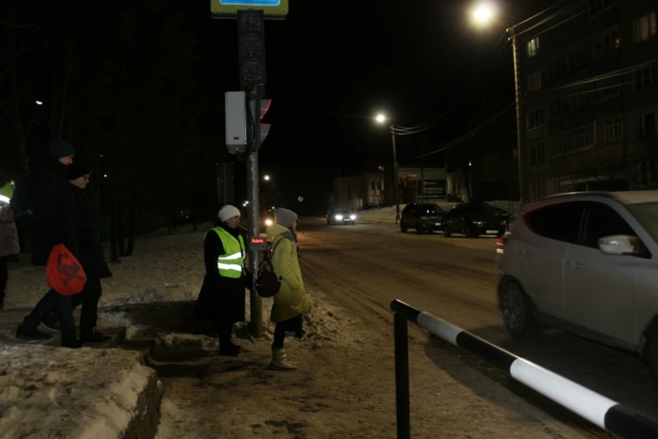 Госавтоинспекция рекомендует пешеходам переходить дорогу в специальных местах. Фото: vk.com/gibdd43