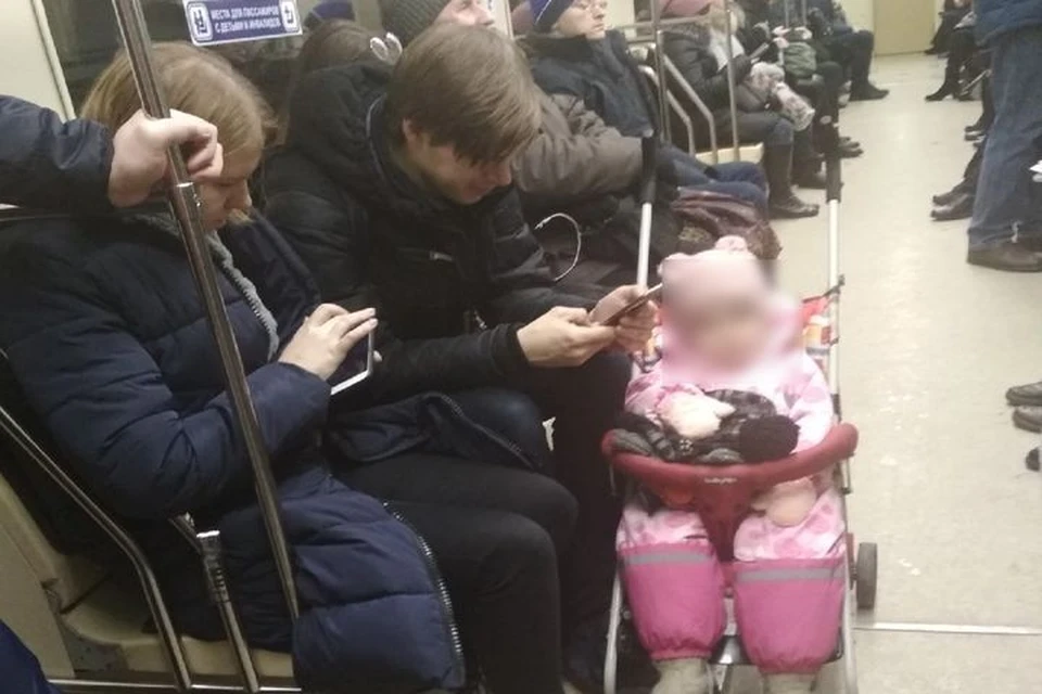 Пассажира метро возмутили родители, которые не обращали внимание на своего ребенка.