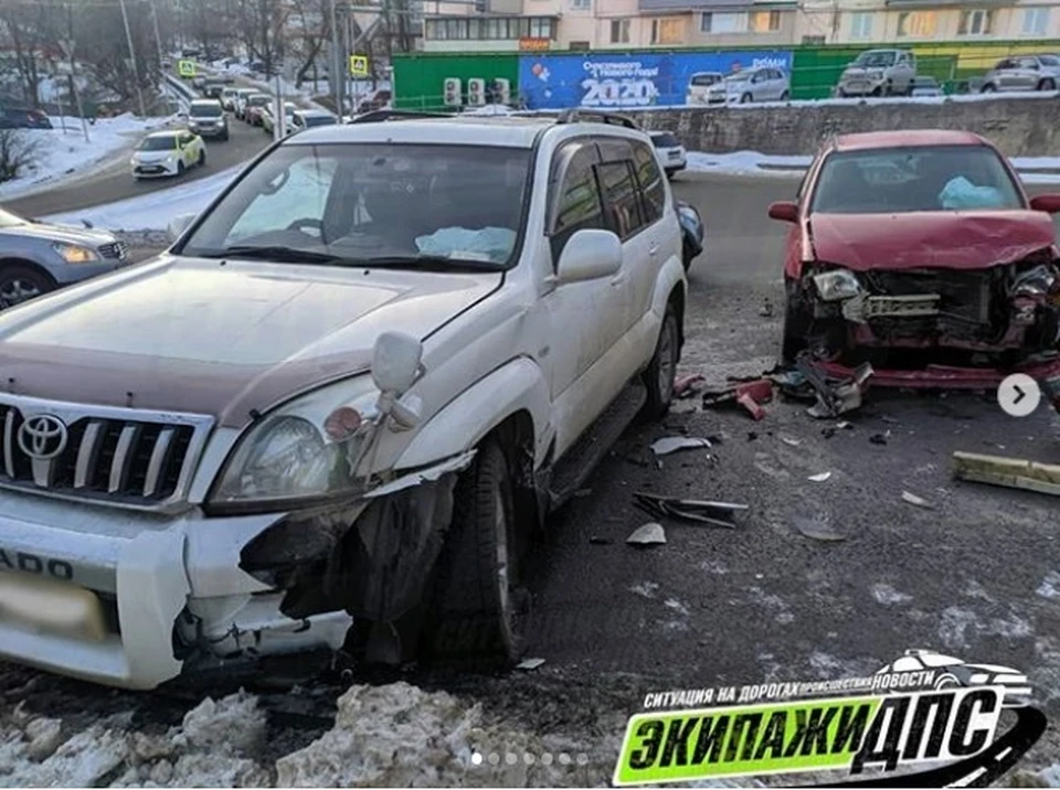 Водитель Prado выехал на перекресток и получил удар в бок от Mazda MPV. Фото представлено Аварийными комиссарами Приморья - @AK_VDK