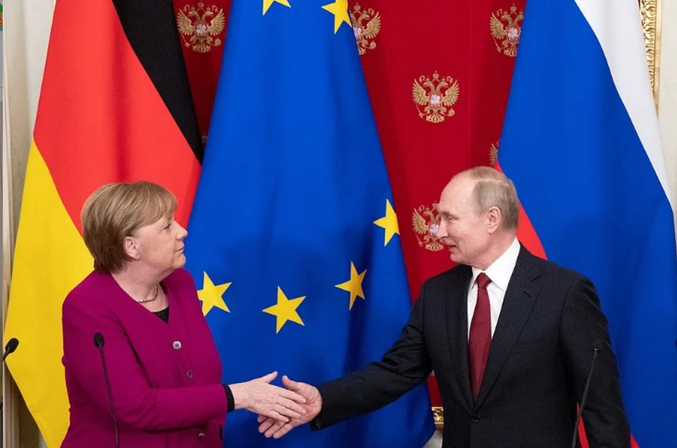 Путин и Меркель обсудили возможные сроки прекращения огня в Ливии