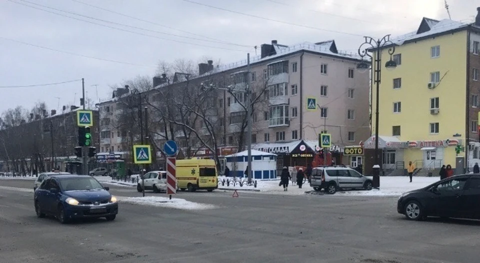 В Тюмени на перекрёстке Республики и Тульской автобус столкнулся с легковушкой. Фото: соцсети