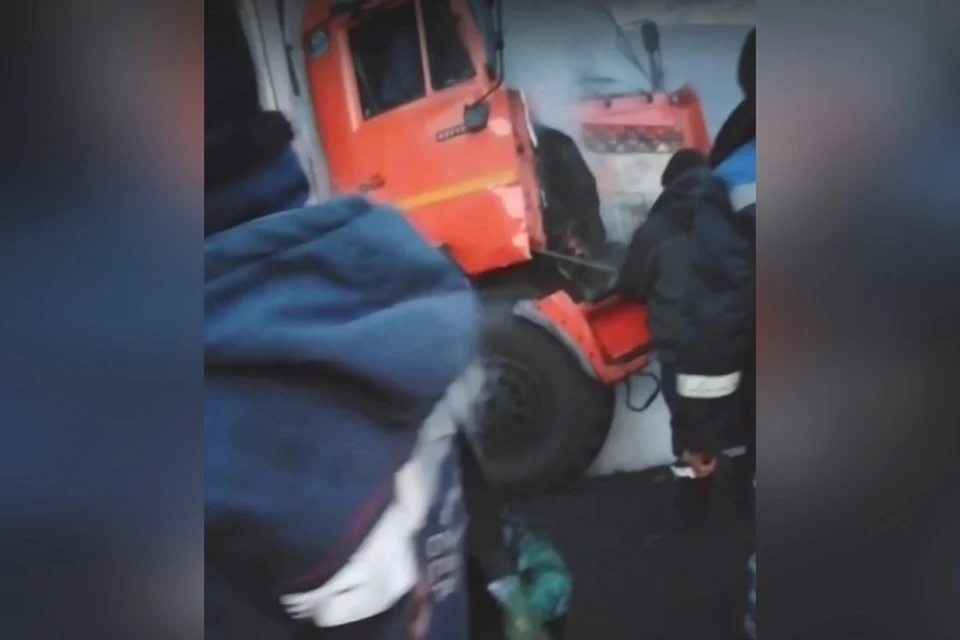 Женщина пострадала в ДТП с вахтовкой и грузовиком на кузбасском разрезе. ФОТО: кадр видео vk.com, "ДТП Новокузнецк"