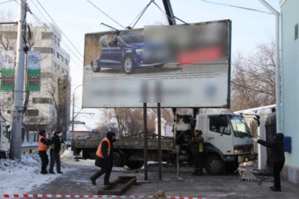 Незаконно установленный рекламный баннер демонтировали в Иркутске