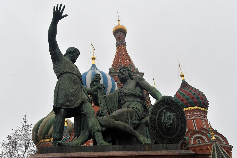 Памятник Минину и Пожарскому, предводителям Народного ополчения, которое изгнало польско-литовских интервентов.