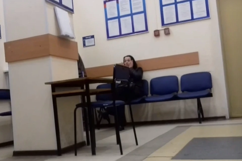 Женщина несла несвязный бред, пыхтела и неуравновешенно смеялась.