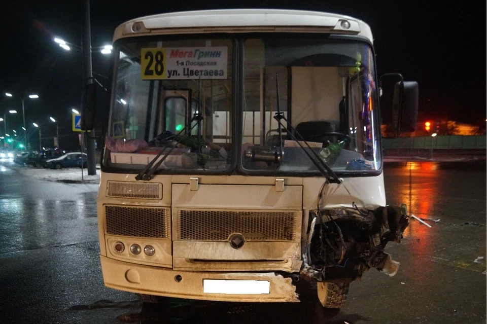 В Орле маршрутка столкнулась с легковушкой. Фото: УГИБДД УМВД России по Орловской области