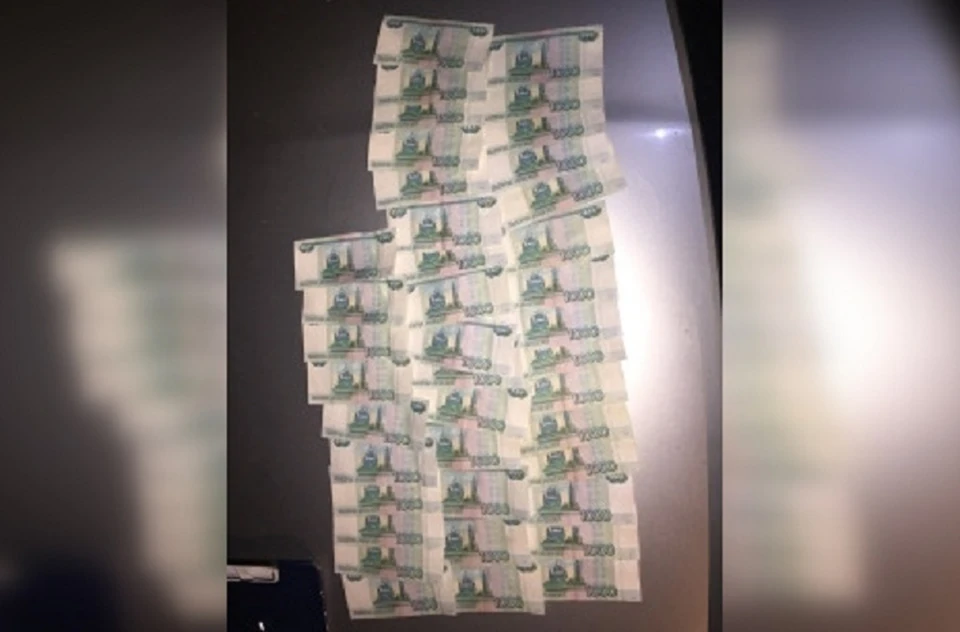 Мужчина предложил полицейскому 40 тысяч. Фото: пресс-служба СКР по Свердловской области