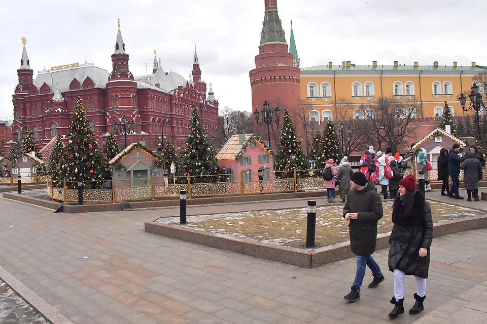 На площадках рождественского фестиваля в Москве не хватает снега и настоящей зимы.