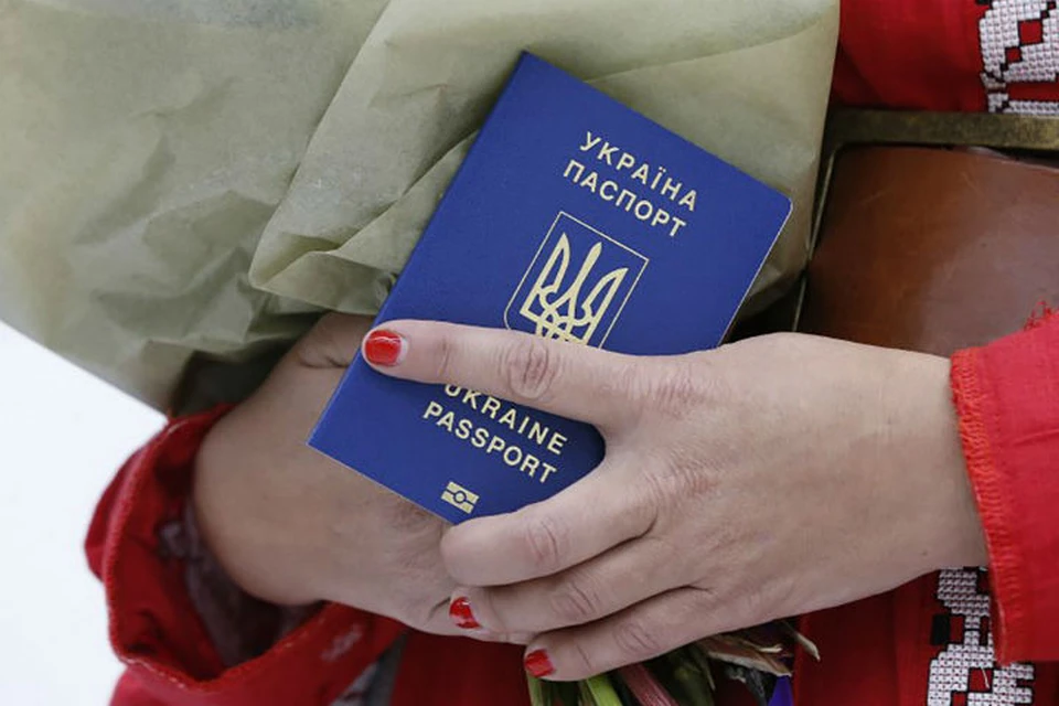Украинские паспорта пока действительны. ФОТО: apostrophe.ua