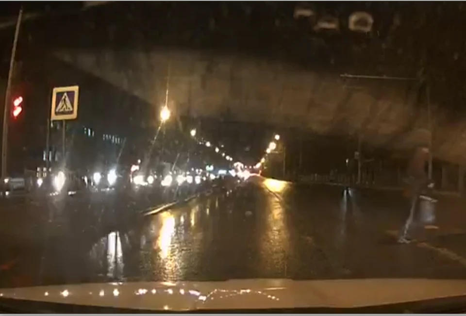 Момент ДТП попал на камеры видеорегистраторов проезжающих мимо машин. Скриншот видео vk.com, "Типичный Брянск"