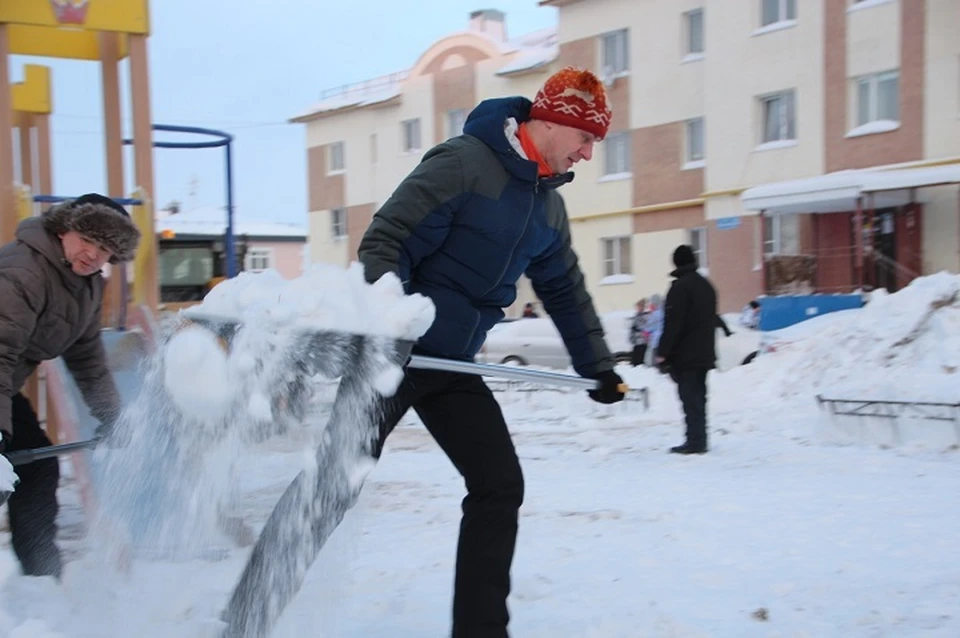 Глава Салехарда взял лопату и почистил снег на самой большой в городе детской площадке. Фото с сайта администрации города Салехарда