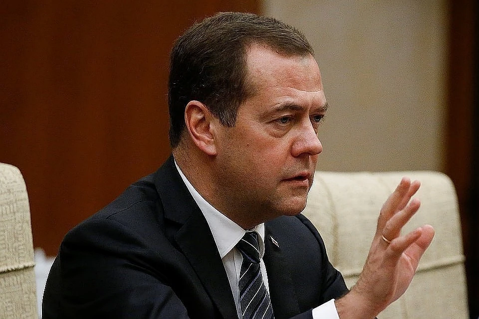 "Нужно относиться к этому спокойно": Медведев прокомментировал отставку правительства РФ