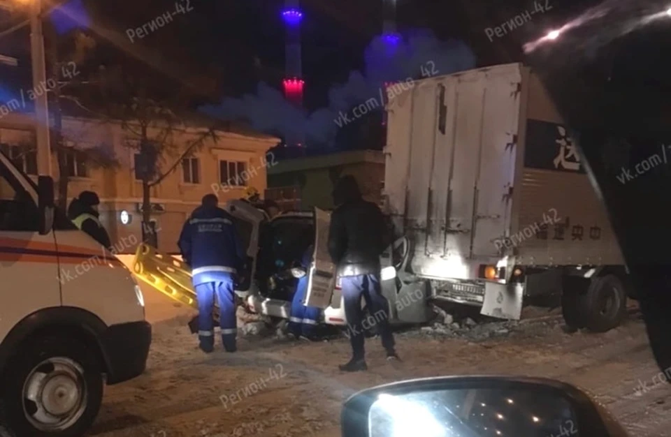 В Кемерове легковушка залетела под грузовик в грузовик. ФОТО: vk.com, "Регион 42"