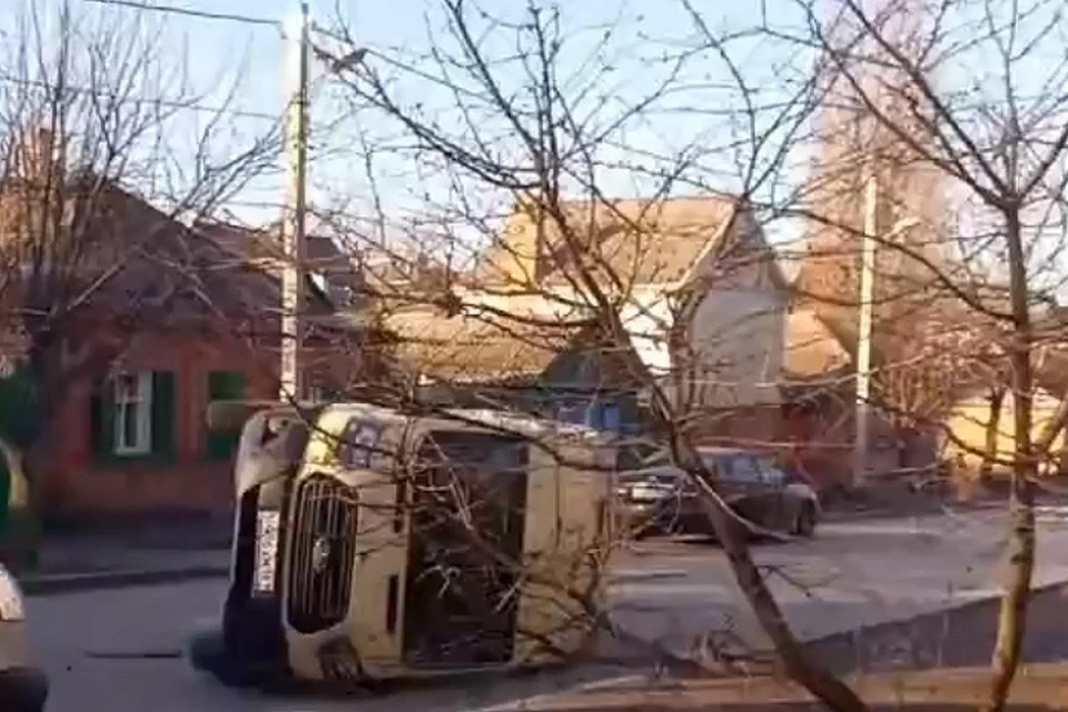 Машина перевернулась на бок. Фото: vk "Ростов-главный"