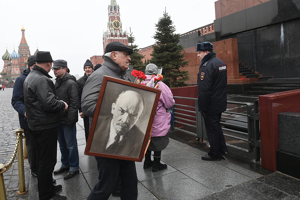 Вопрос — что делать с Лениным и с мавзолеем,в котором он лежит — давным-давно перезревший