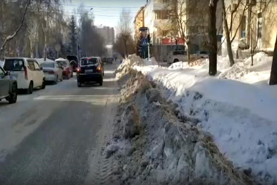 Теперь вместо этих сугробов ровная дорога. Фото: стоп-кадр