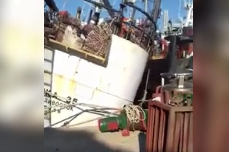 Вес накрененного судна пришелся на пришвартованный рядом корабль. Фото: print screen видео