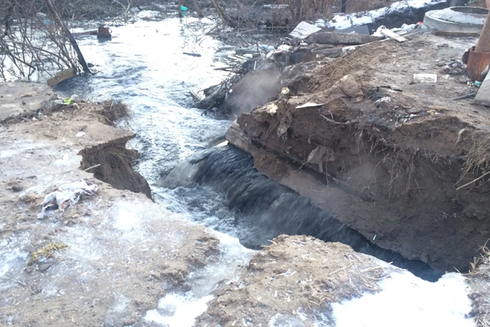 В Ленинском районе прорвало канализационный коллектор.