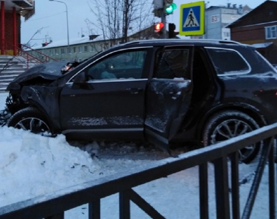 В столице ХМАО произошло крупное ДТП в районе улицы Чехова. Фото УМВД Югры.