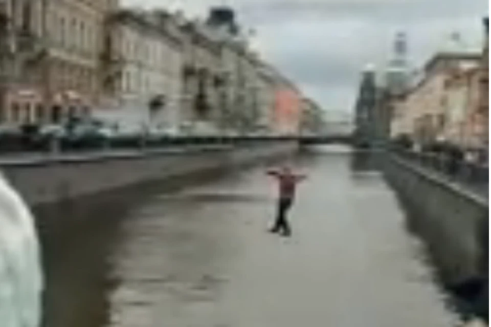 Канатоходец прошел над каналом Грибоедова несмотря на сильный ветер