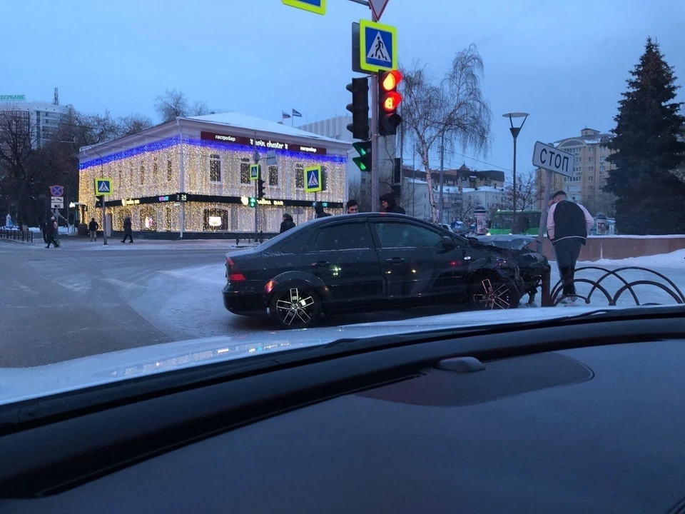 Перекресток первомайская ул 42 фото В Тюмени на перекрёстке Первомайской - Ленина две машины врезались в ограждение 