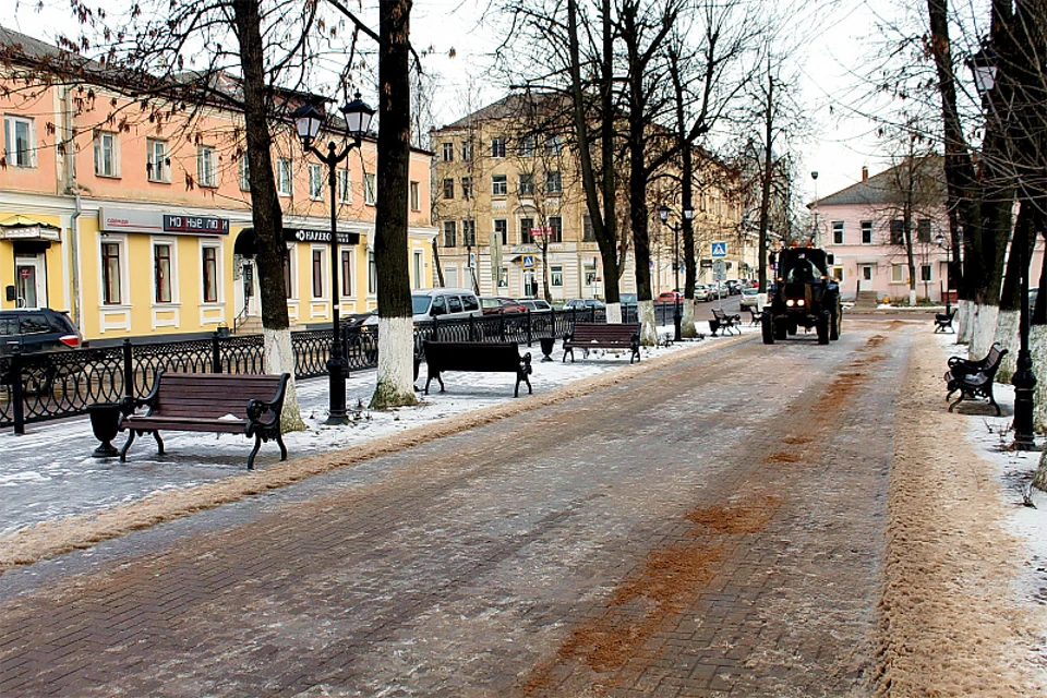 В среднем на улицах города на выходных работало более 20 единиц техники. Фото: администрация Твери.